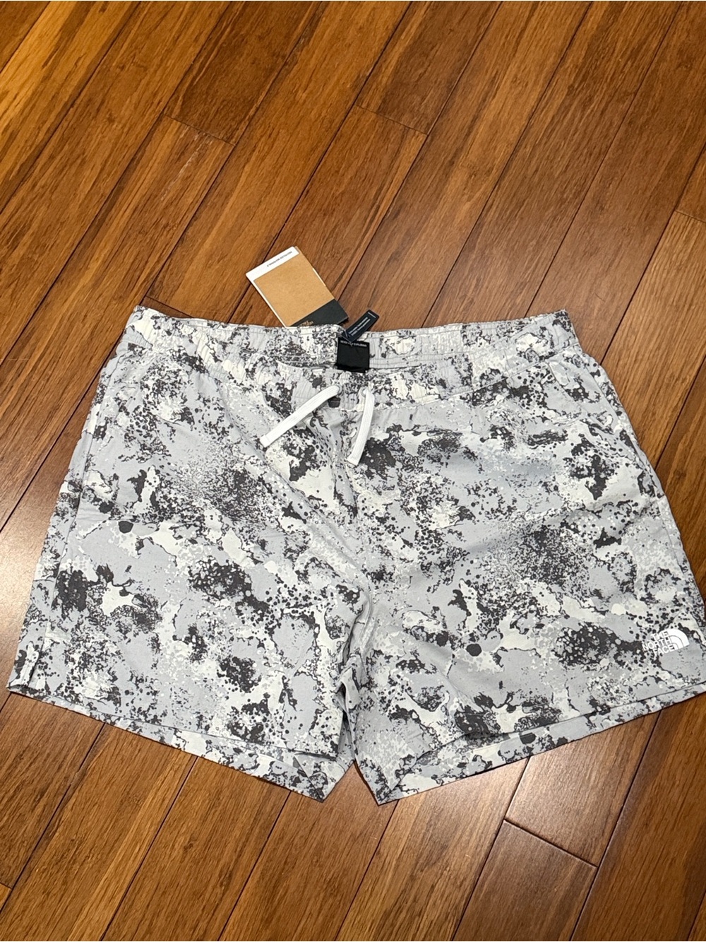 NWT The North Face White and Gray Camo Action 2.0 Men XL Shorts
